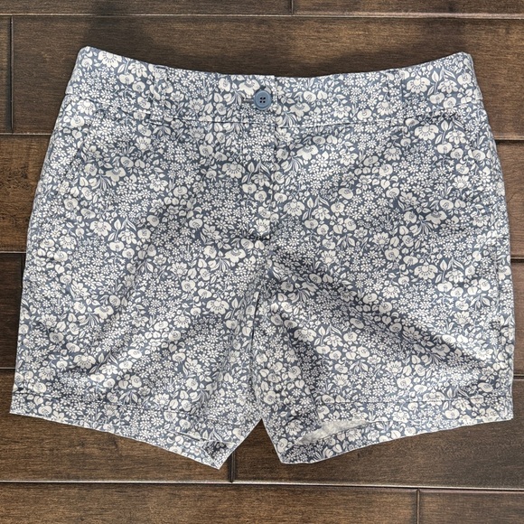 LOFT Pants - ❤️3/$30 Loft Outlet Floral Blue and White Women's 6” Inseam Shorts
